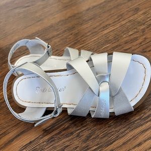 Hoy Salt Water girl’s sandals in silver, kids size 1 - never worn